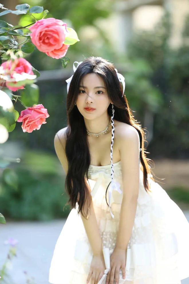 杨超越：锦鲤少女的璀璨星途(图1)