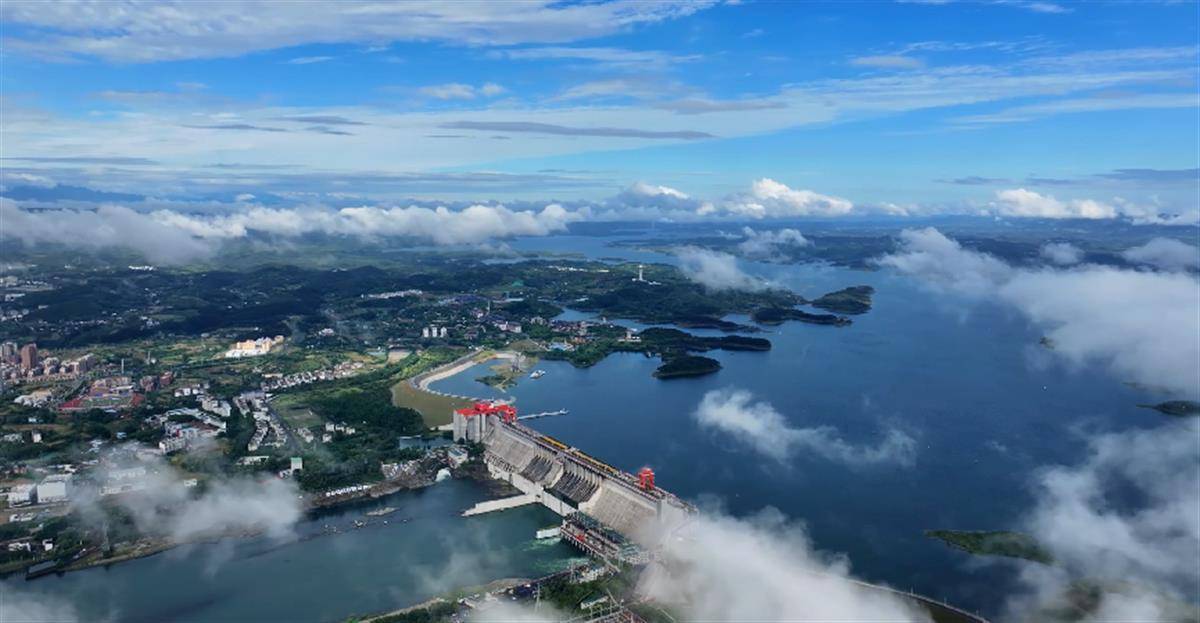 农夫山泉与丹江口水库携手十年，共同促进了生态与经济的和谐发展(图1)