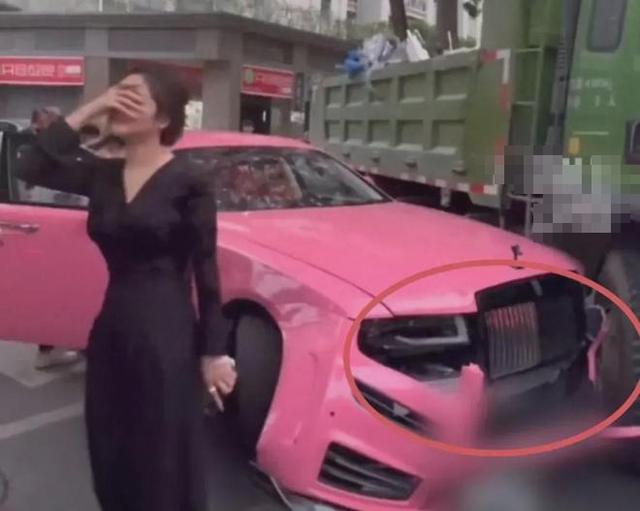 被撞劳斯莱斯车主不让货车司机赔偿”货车司机回应:“遇到贵人了。”(图1) 被撞劳斯莱斯车主不让货车司机赔偿”货车司机回应:“遇到贵人了。”(图1)