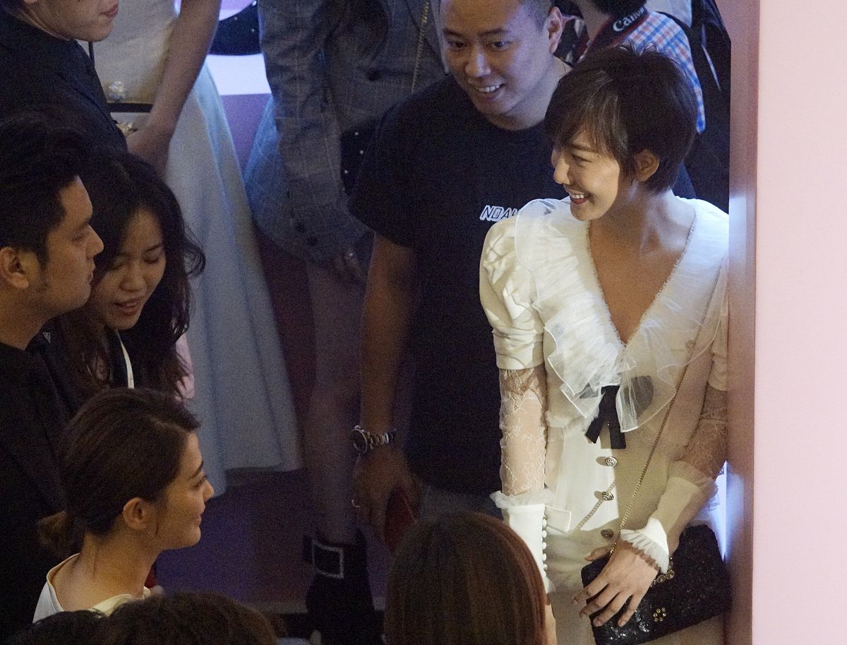 惯犯再现？求婚王珞丹男子被曝曾多次骚扰女星 业内呼吁严惩私生(图2)