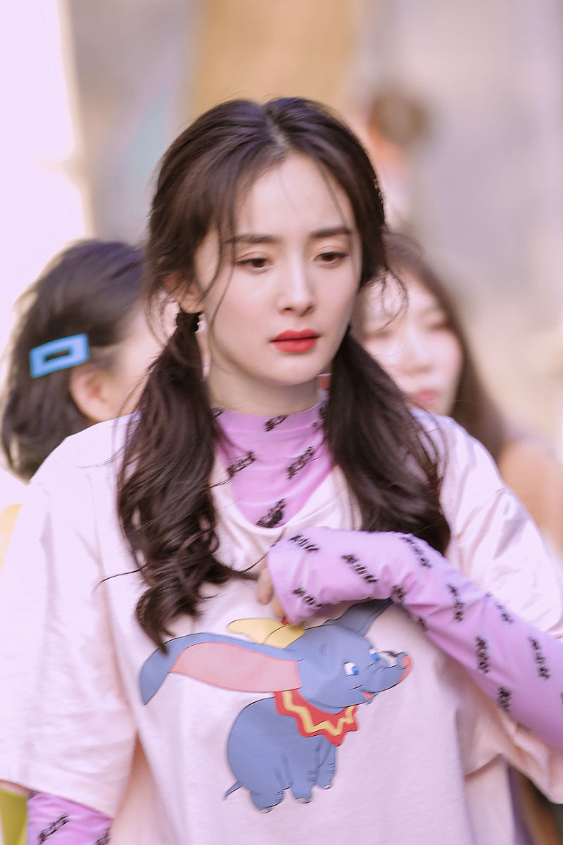 杨幂《生万物》颠覆形象：从偶像剧女王到年代剧实力派的华丽转身(图3)