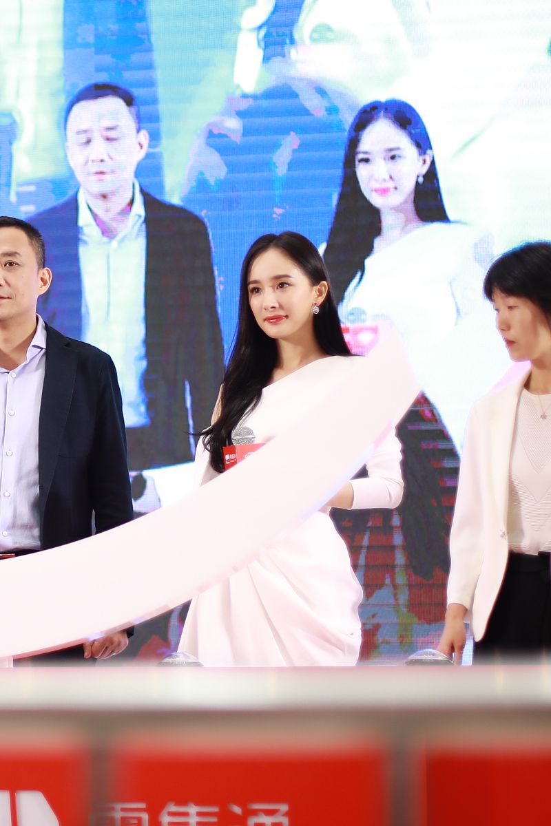 杨幂《生万物》颠覆形象：从偶像剧女王到年代剧实力派的华丽转身(图2)