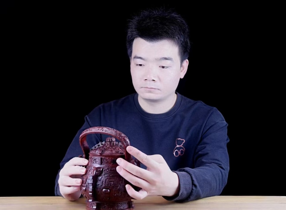 龙巍:探究青铜器在木雕中的运用(图1) 图片