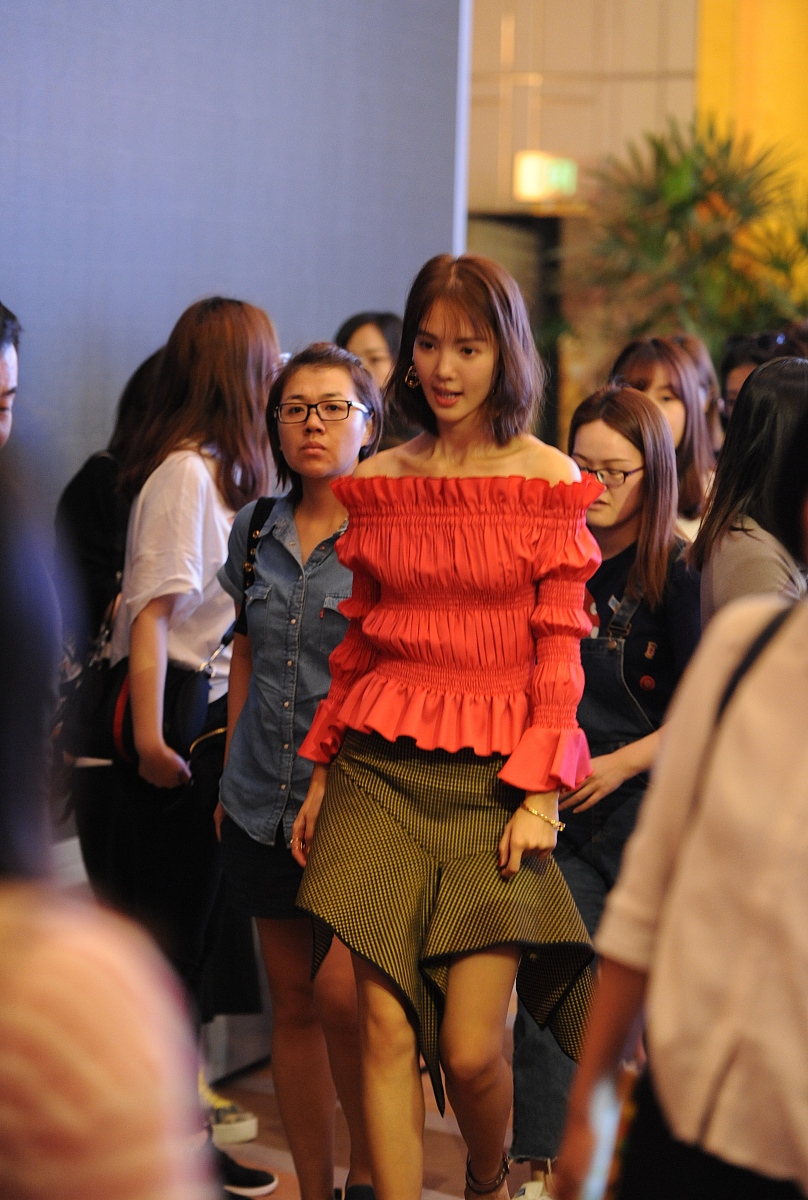 金晨素颜私服走红毯：为何"反精致"能火出圈？(图1)