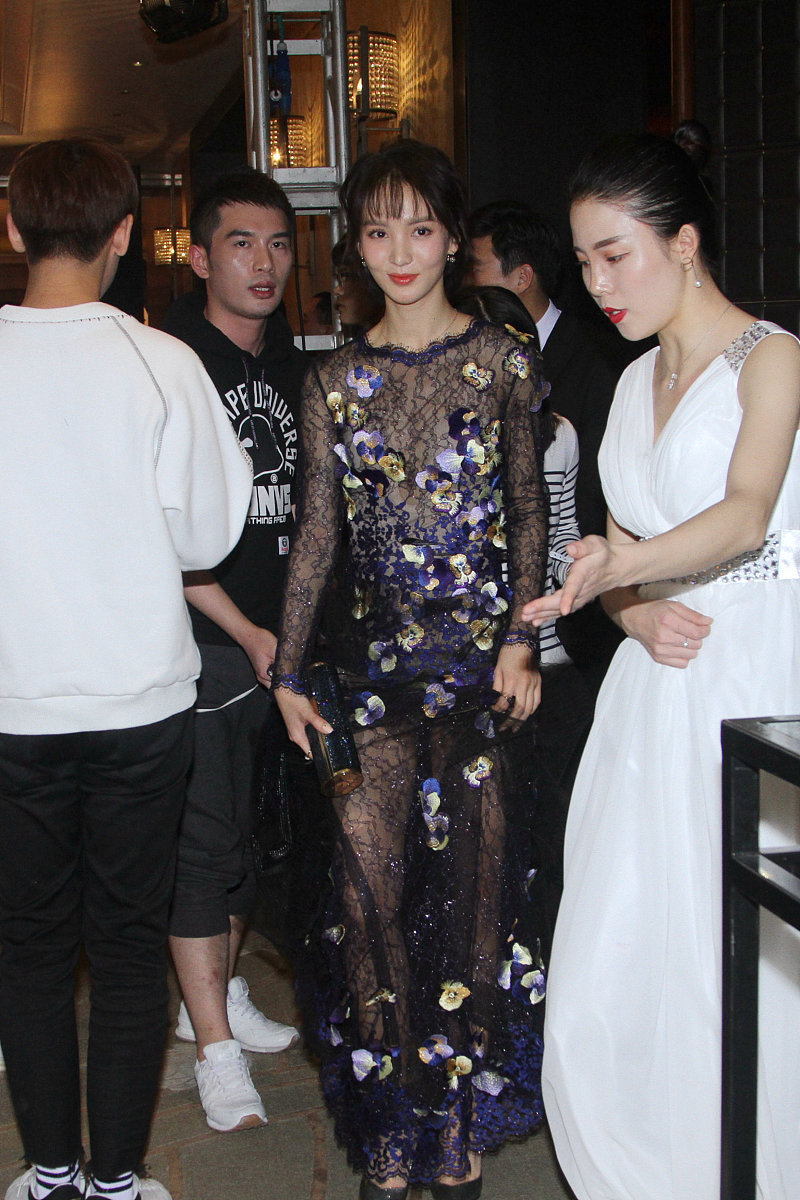 金晨牛仔裤走红毯：松弛感为何成为明星新宠(图1)