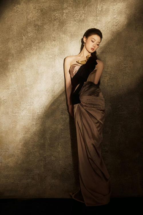 单依纯百万凤凰礼服的时尚与艺术交响曲(图3)