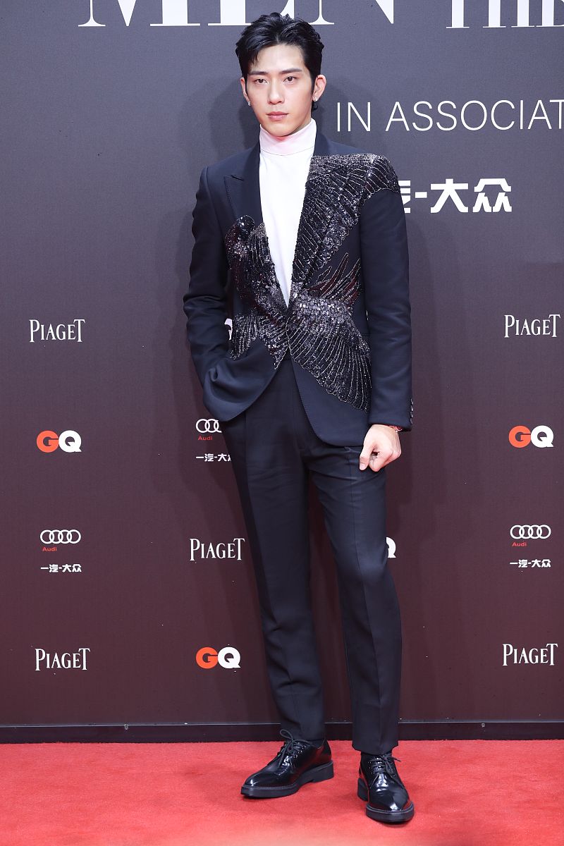 井柏然晚会绅士穿搭揭秘:从晚会到日常的时尚进化(图2) 井柏然晚会绅士穿搭揭秘:从晚会到日常的时尚进化(图2)