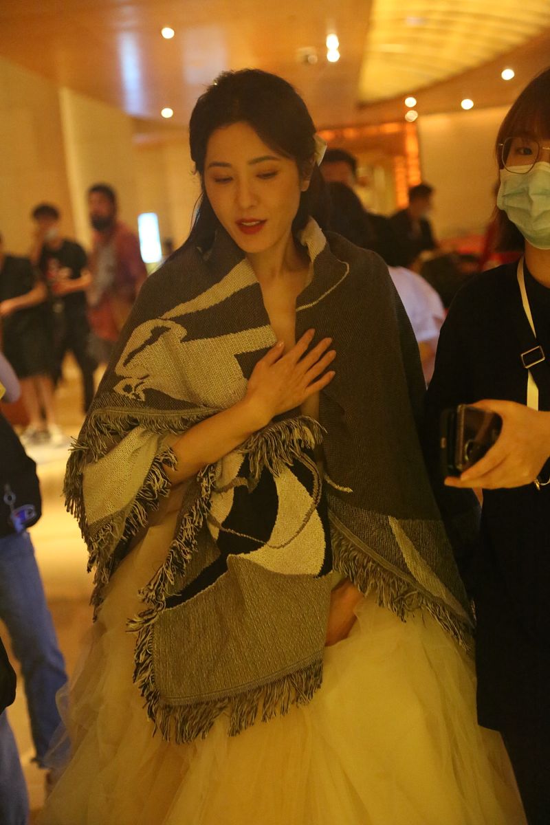 曾黎中药耳环爆火:传统文化与现代时尚的惊艳碰撞(图1) 曾黎中药耳环爆火:传统文化与现代时尚的惊艳碰撞(图1)