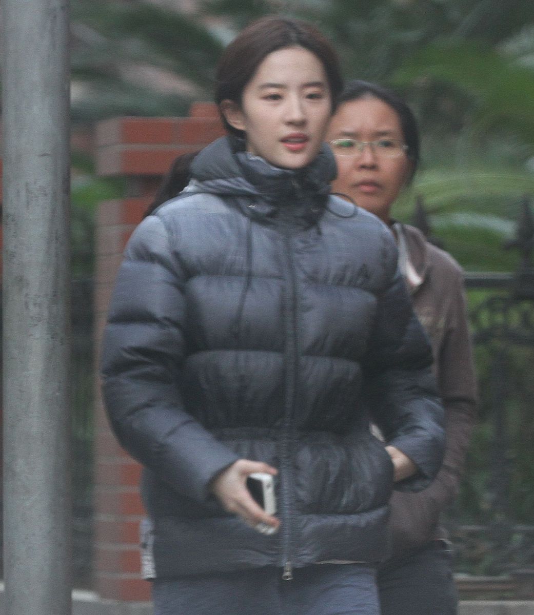 刘亦菲的围巾与火锅：一个武打演员的真实人生(图2)