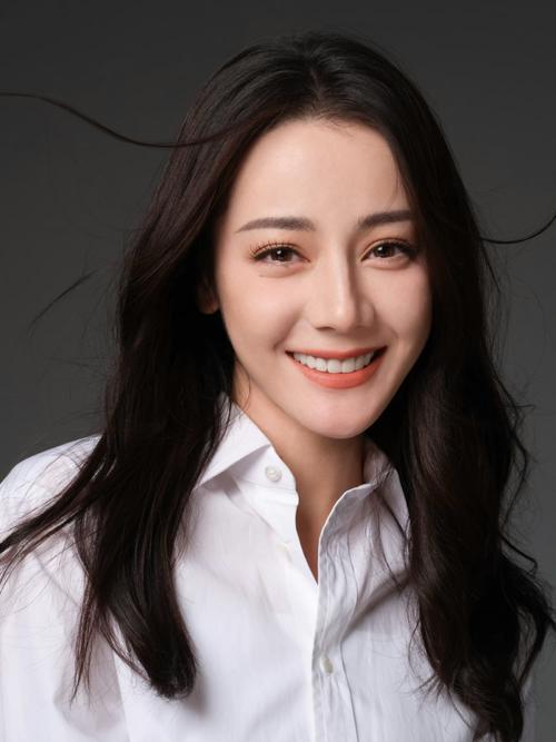 迪丽热巴用蔡徐坤表情包引争议：内娱饭圈文化何时走出敏感怪圈？(图1)