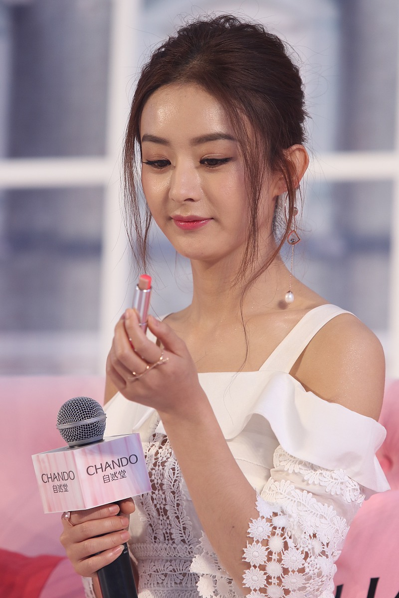 春楠东方轻透美学惊艳全网!赵丽颖电眼妆背后的秘密(图3) 春楠东方轻透美学惊艳全网!赵丽颖电眼妆背后的秘密(图3)