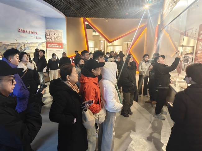 “我爱乌拉盖 家乡我推介”自媒体实操培训班开班 乌拉盖草原掀起“镜头练兵”(图2) “我爱乌拉盖 家乡我推介”自媒体实操培训班开班 乌拉盖草原掀起“镜头练兵”(图2)